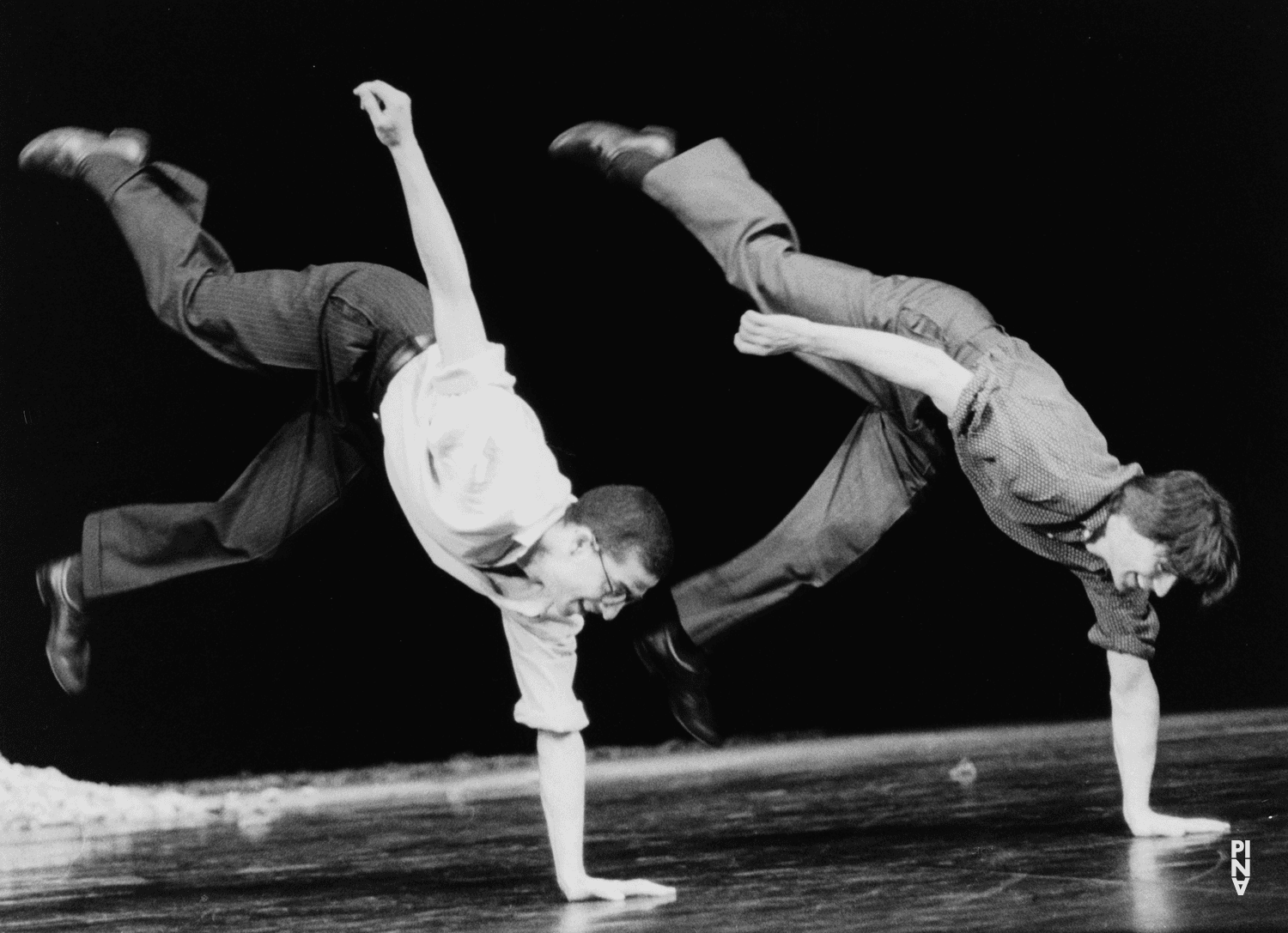 Fernando Suels Mendoza et Rainer Behr dans « Der Fensterputzer (Le laveur de vitres) » de Pina Bausch