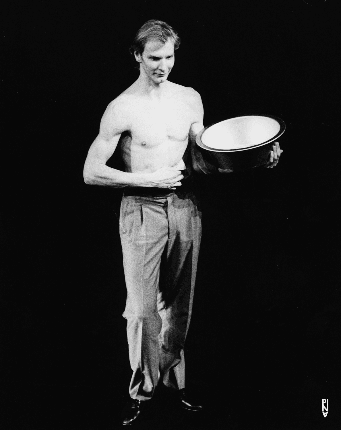 Andrey Berezin dans « Der Fensterputzer (Le laveur de vitres) » de Pina Bausch