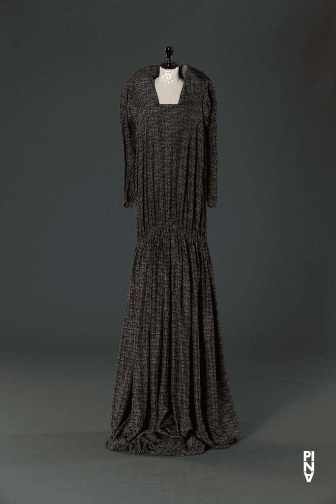 Langes Kleid, getragen von Pina Bausch und Charlotte Butler in „Fritz“ von Pina Bausch