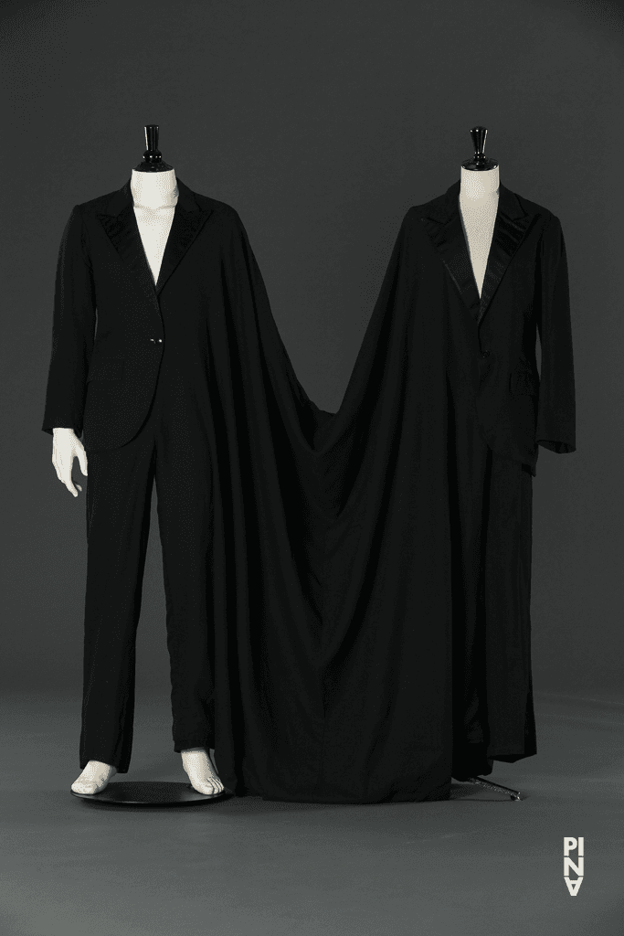 Anzug und Doppelanzug, getragen von John Giffin und João Penalva in „Fritz“ von Pina Bausch