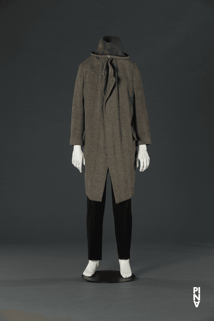 Chapeau, manteau et en combinaison, porté dans Gabriel Sala en « Fritz » de Pina Bausch
