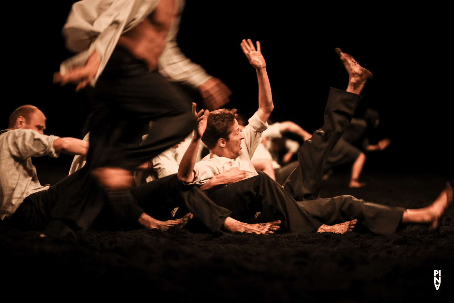 Franko Schmidt et Andrey Berezin dans « Auf dem Gebirge hat man ein Geschrei gehört (Sur la montagne, on entendit un hurlement) » de Pina Bausch avec Tanztheater Wuppertal à l'Opernhaus Wuppertal (Allemagne), 24 avril 2013