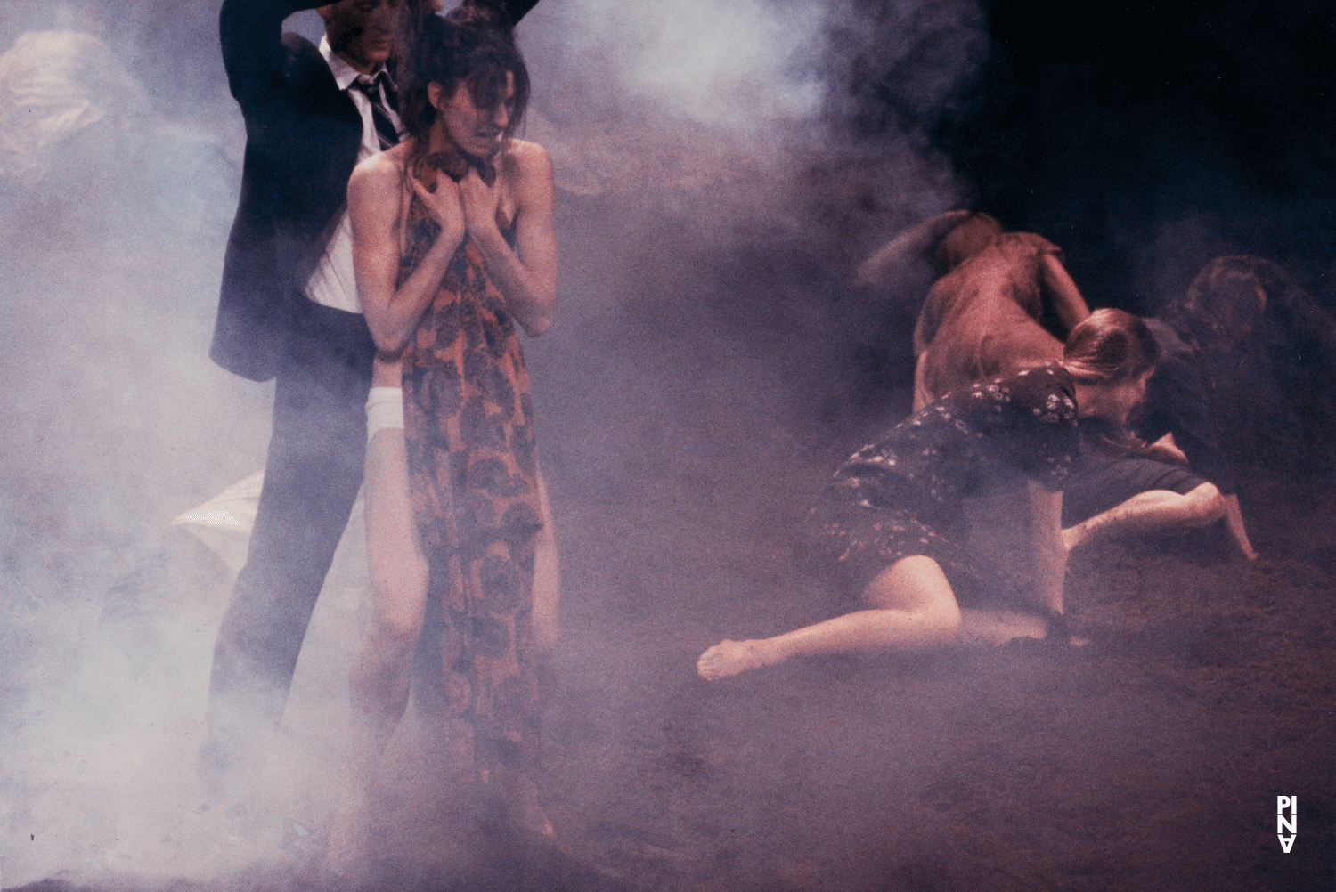 Héléna Pikon, Julie Anne Stanzak und Jakob Haahr Andersen in „Auf dem Gebirge hat man ein Geschrei gehört“ von Pina Bausch