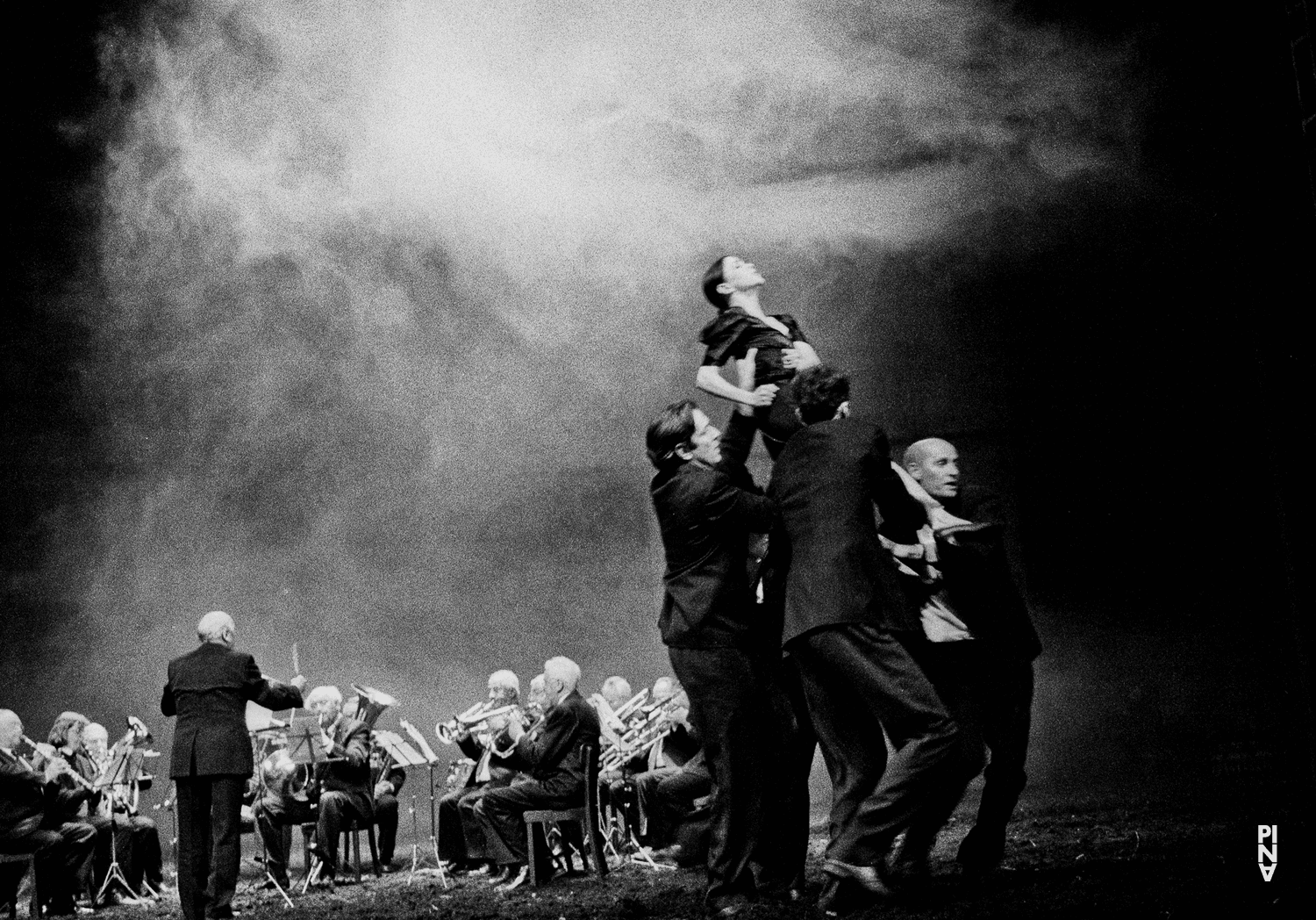 Urs Kaufmann, Ruth Amarante et Jakob Haahr Andersen dans « Auf dem Gebirge hat man ein Geschrei gehört (Sur la montagne, on entendit un hurlement) » de Pina Bausch