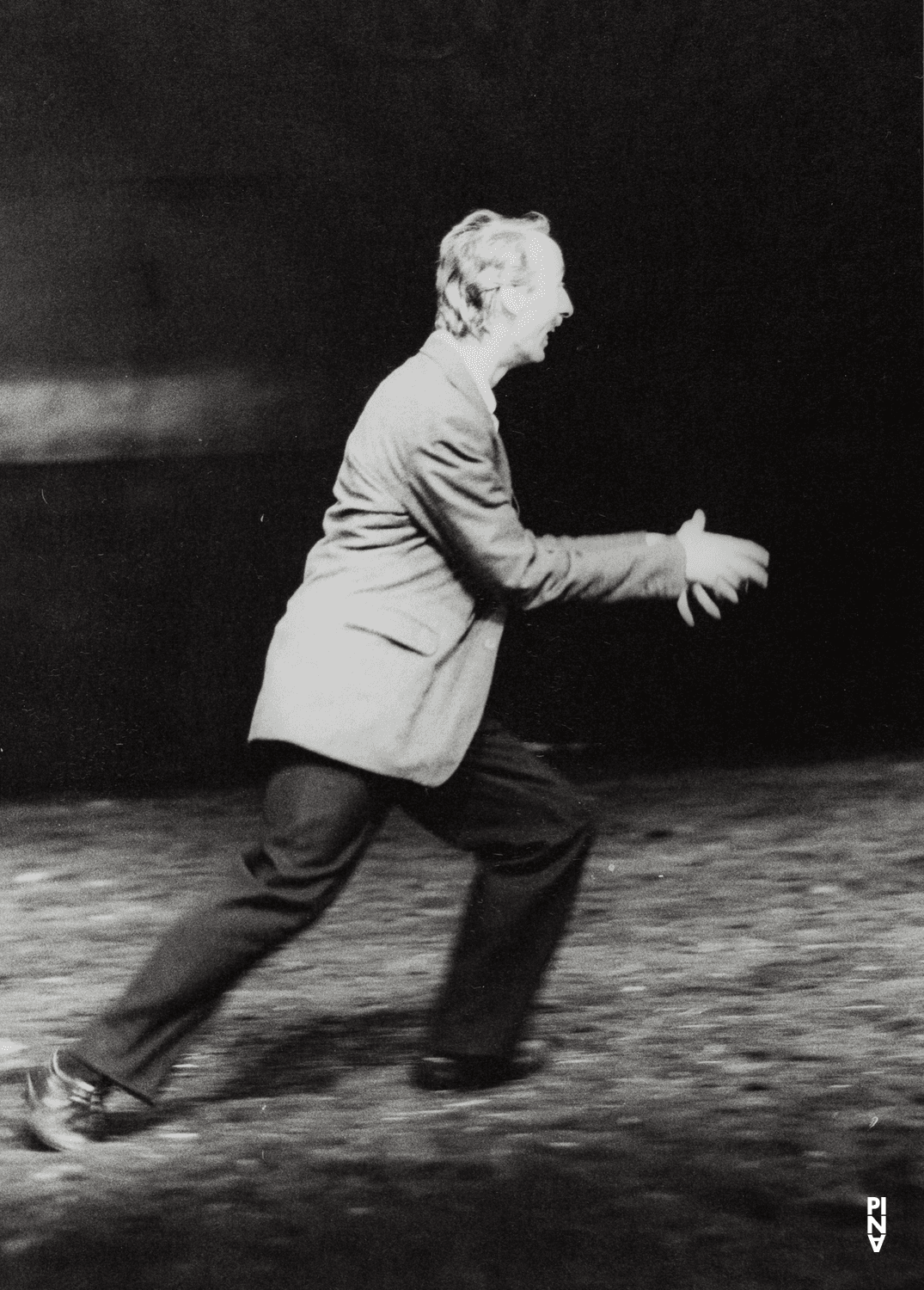 Dominique Mercy dans « Auf dem Gebirge hat man ein Geschrei gehört (Sur la montagne, on entendit un hurlement) » de Pina Bausch