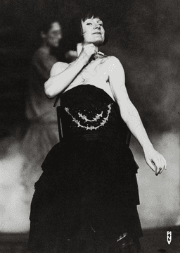 Silvia Kesselheim in « Auf dem Gebirge hat man ein Geschrei gehört (Sur la montagne, on entendit un hurlement) » de Pina Bausch | Photo: Ulli Weiss © Ulli Weiss, Pina Bausch Foundation