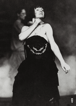 Silvia Kesselheim dans « Auf dem Gebirge hat man ein Geschrei gehört (Sur la montagne, on entendit un hurlement) » de Pina Bausch | Photo: Ulli Weiss © Ulli Weiss, Pina Bausch Foundation