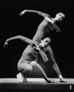Anna Mittelholzer und Pina Bausch in „Im Wind der Zeit“ von Pina Bausch | Foto: VA Wölfl