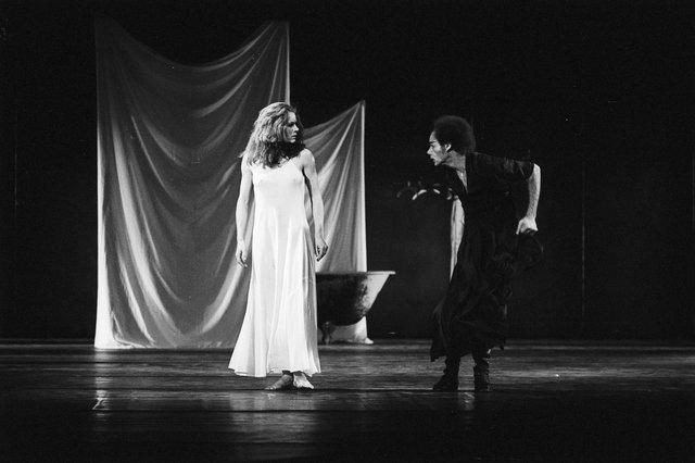 Carlos Orta und Malou Airaudo in „Iphigenie auf Tauris“ von Pina Bausch mit Tanztheater Wuppertal im Opernhaus Wuppertal (Deutschland), 20. April 1974