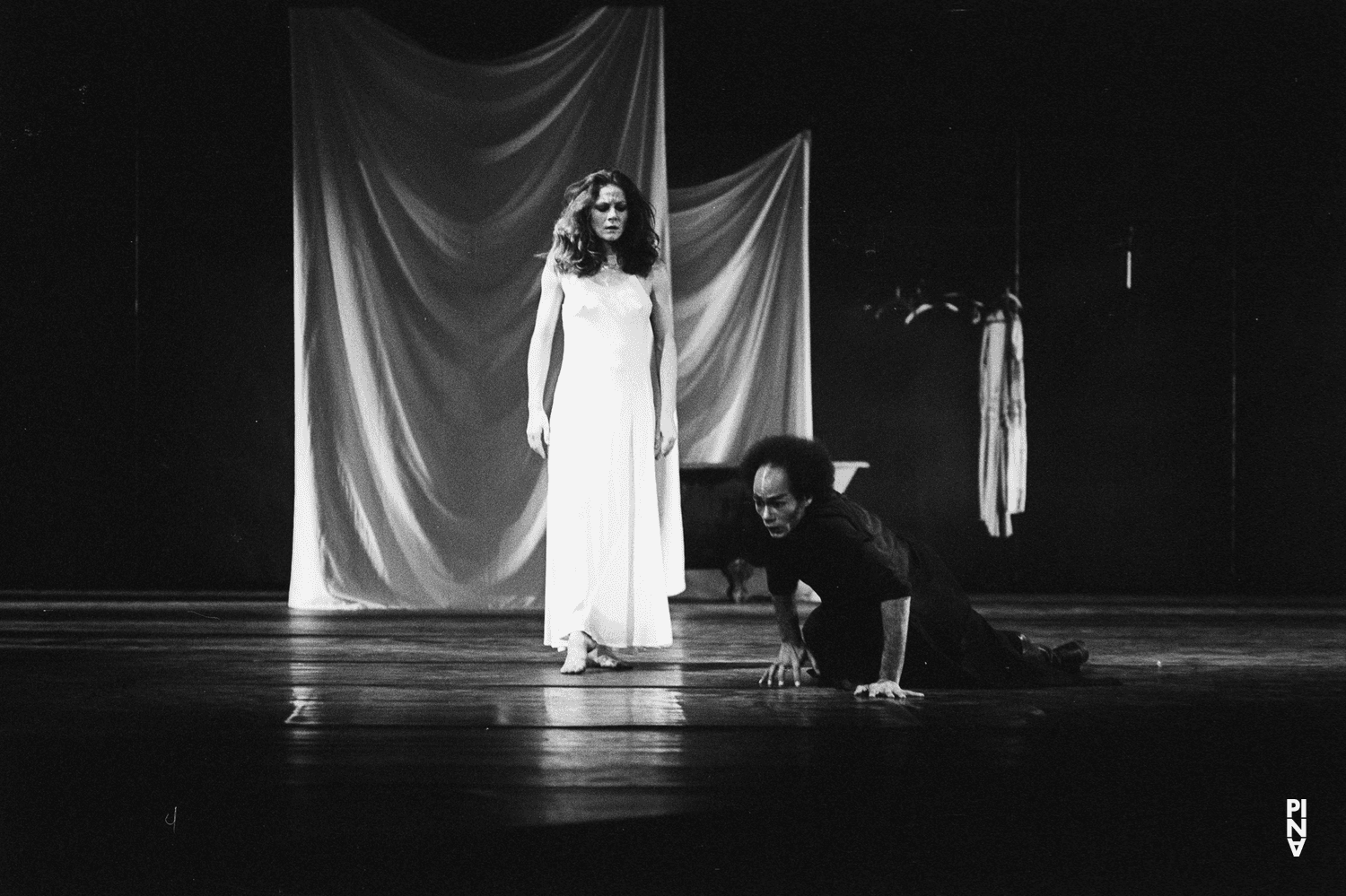 Carlos Orta und Malou Airaudo in „Iphigenie auf Tauris“ von Pina Bausch mit Tanztheater Wuppertal im Opernhaus Wuppertal (Deutschland), 20. April 1974