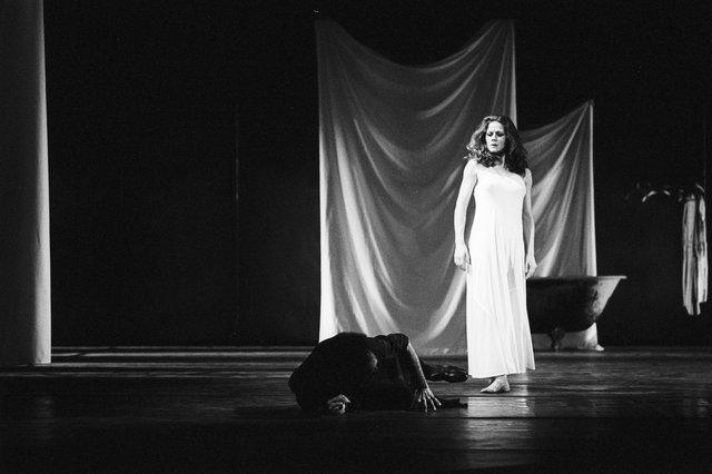 Malou Airaudo in „Iphigenie auf Tauris“ von Pina Bausch mit Tanztheater Wuppertal im Opernhaus Wuppertal (Deutschland), 20. April 1974