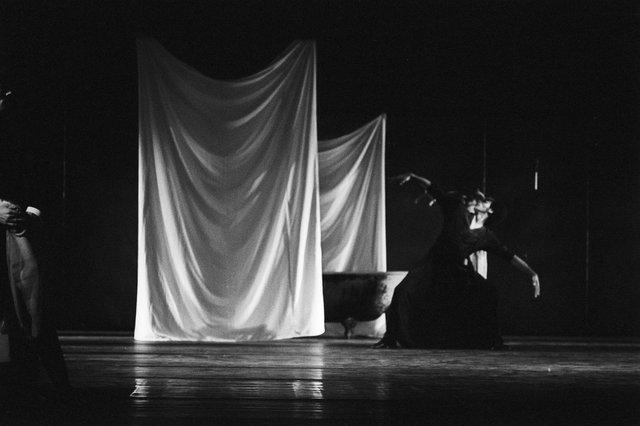 „Iphigenie auf Tauris“ von Pina Bausch mit Tanztheater Wuppertal im Opernhaus Wuppertal (Deutschland), 20. April 1974