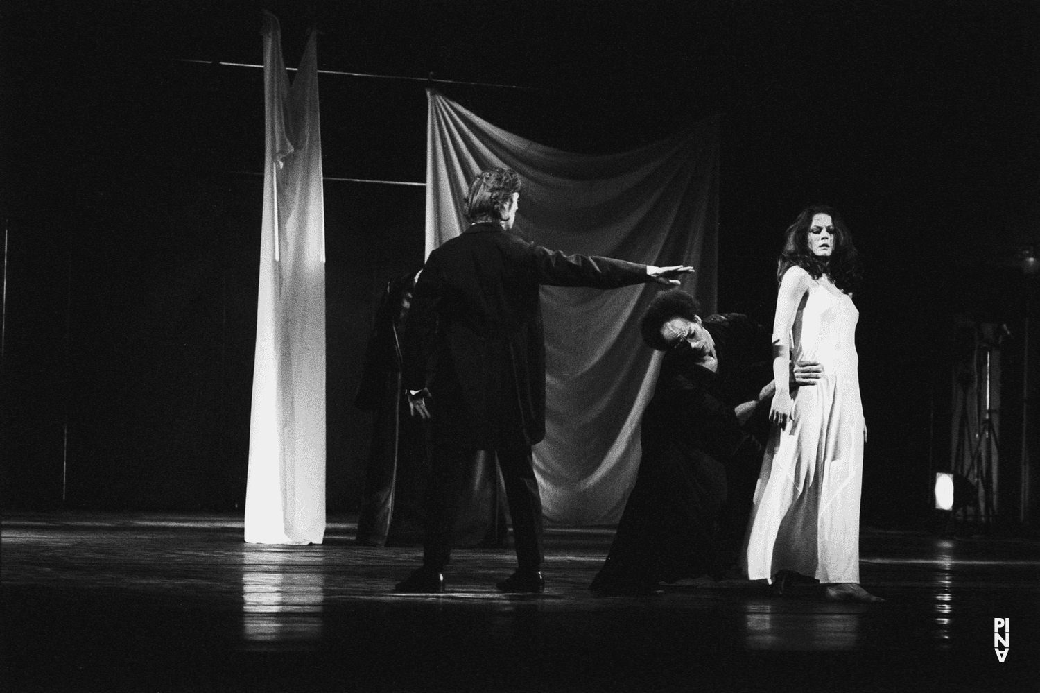 Carlos Orta und Malou Airaudo in „Iphigenie auf Tauris“ von Pina Bausch mit Tanztheater Wuppertal im Opernhaus Wuppertal (Deutschland), 20. April 1974