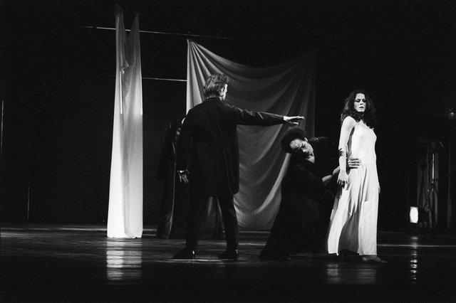 Carlos Orta und Malou Airaudo in „Iphigenie auf Tauris“ von Pina Bausch mit Tanztheater Wuppertal im Opernhaus Wuppertal (Deutschland), 20. April 1974