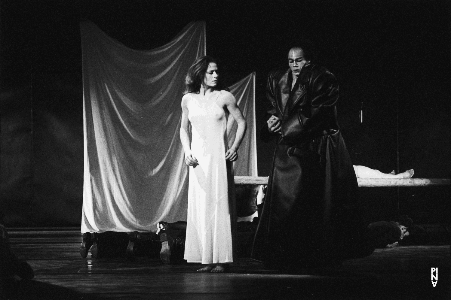 Malou Airaudo et Carlos Orta dans « Iphigenie auf Tauris » de Pina Bausch avec Tanztheater Wuppertal à l'Opernhaus Wuppertal (Allemagne), 20 avril 1974