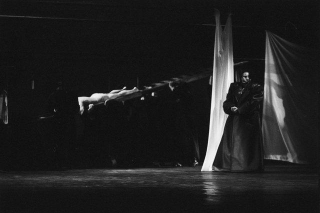 Carlos Orta dans « Iphigenie auf Tauris » de Pina Bausch avec Tanztheater Wuppertal à l'Opernhaus Wuppertal (Allemagne), 20 avril 1974