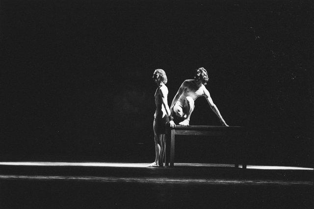 Dominique Mercy et Ed Kortlandt dans « Iphigenie auf Tauris » de Pina Bausch avec Tanztheater Wuppertal à l'Opernhaus Wuppertal (Allemagne), 20 avril 1974
