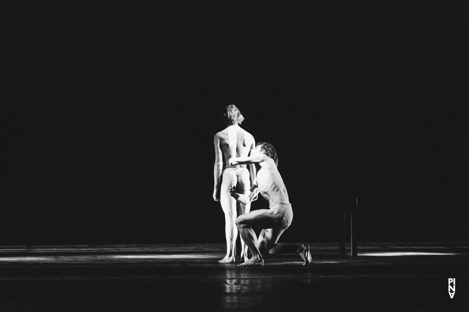 Dominique Mercy und Ed Kortlandt in „Iphigenie auf Tauris“ von Pina Bausch mit Tanztheater Wuppertal im Opernhaus Wuppertal (Deutschland), 20. April 1974