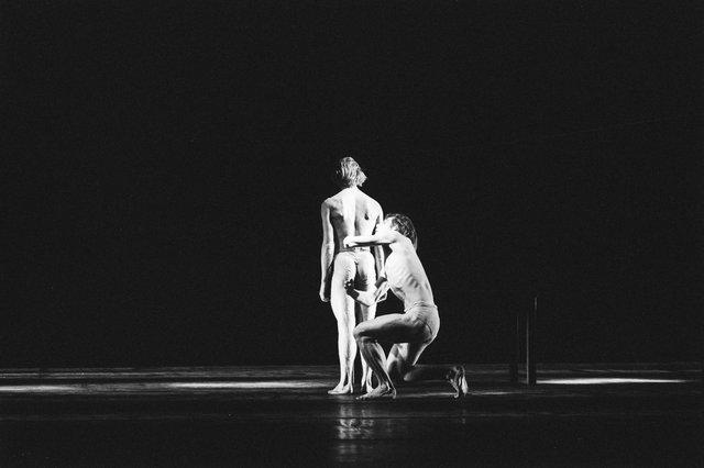 Dominique Mercy und Ed Kortlandt in „Iphigenie auf Tauris“ von Pina Bausch mit Tanztheater Wuppertal im Opernhaus Wuppertal (Deutschland), 20. April 1974
