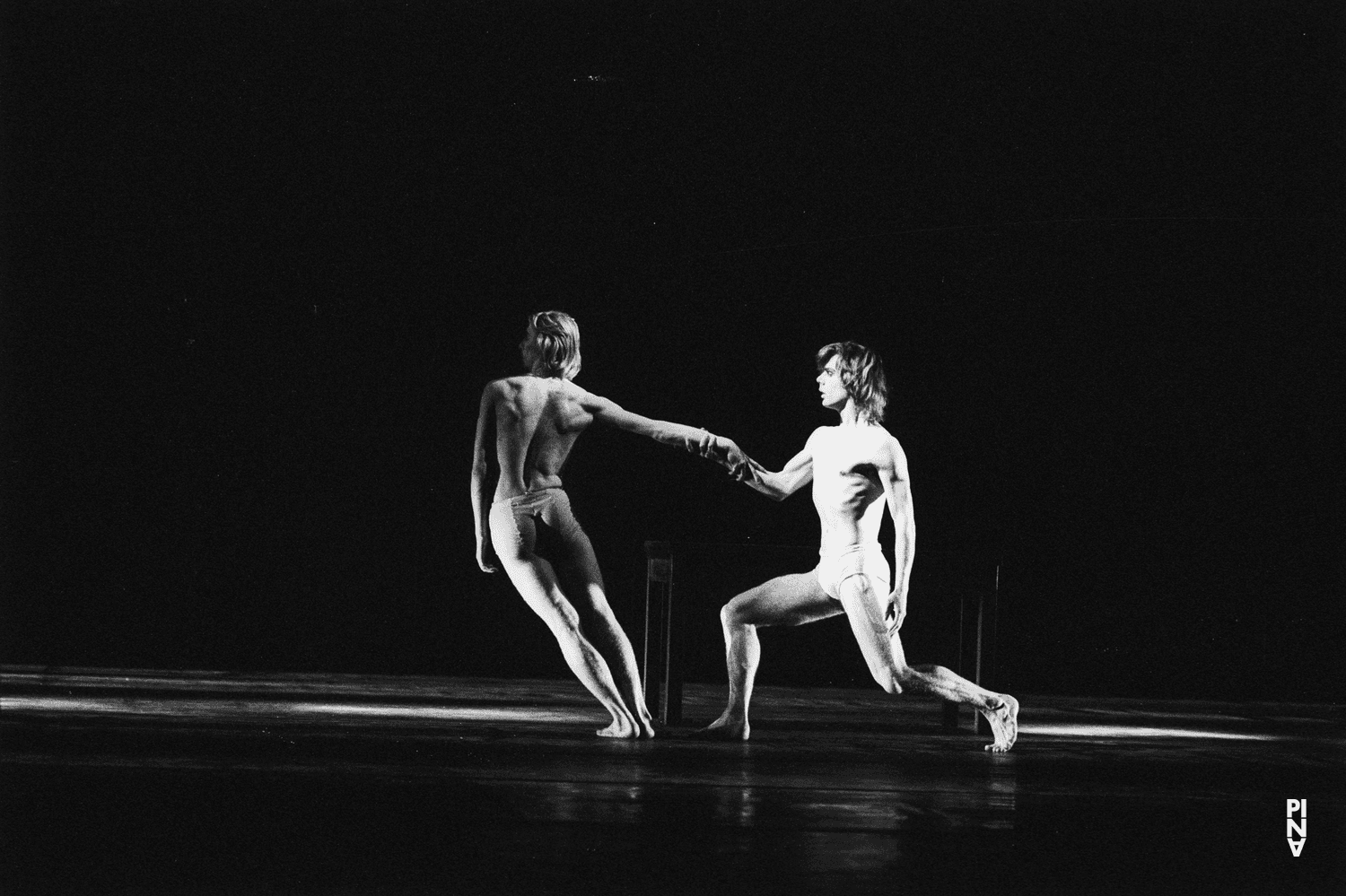 Dominique Mercy und Ed Kortlandt in „Iphigenie auf Tauris“ von Pina Bausch mit Tanztheater Wuppertal im Opernhaus Wuppertal (Deutschland), 20. April 1974