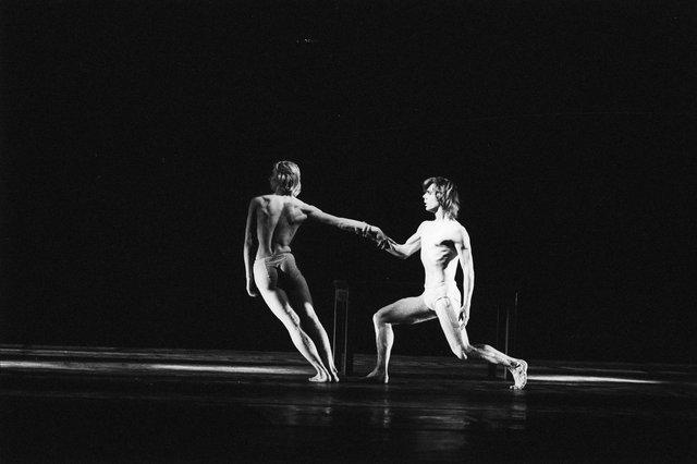Dominique Mercy et Ed Kortlandt dans « Iphigenie auf Tauris » de Pina Bausch avec Tanztheater Wuppertal à l'Opernhaus Wuppertal (Allemagne), 20 avril 1974