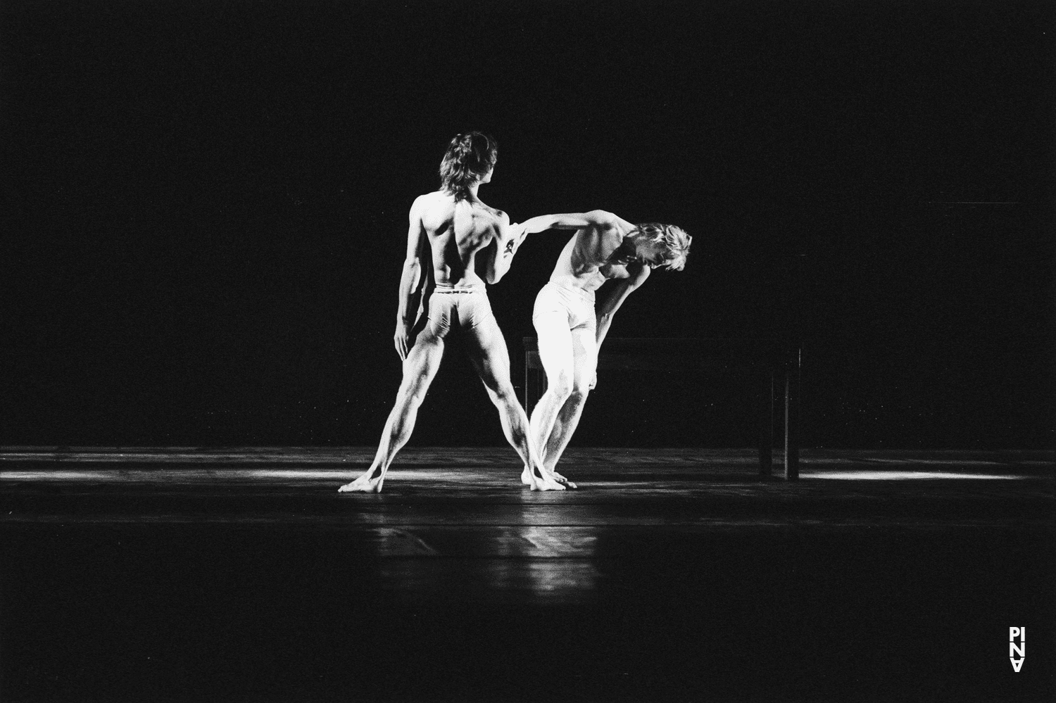 Ed Kortlandt und Dominique Mercy in „Iphigenie auf Tauris“ von Pina Bausch mit Tanztheater Wuppertal im Opernhaus Wuppertal (Deutschland), 20. April 1974