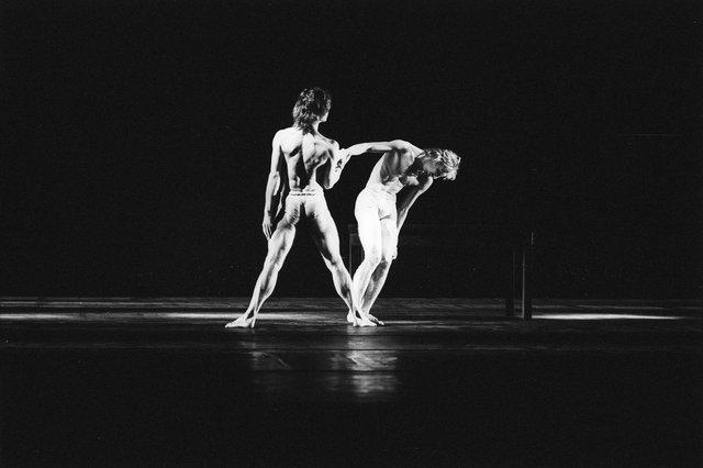 Ed Kortlandt und Dominique Mercy in „Iphigenie auf Tauris“ von Pina Bausch mit Tanztheater Wuppertal im Opernhaus Wuppertal (Deutschland), 20. April 1974