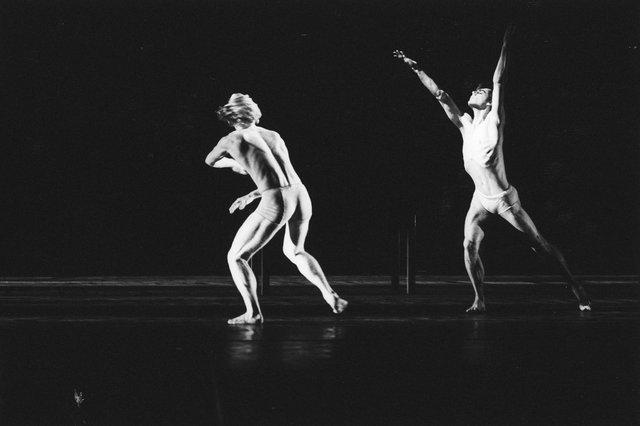 Dominique Mercy and Ed Kortlandt in “Iphigenie auf Tauris” by Pina Bausch with Tanztheater Wuppertal at Opernhaus Wuppertal (Germany), April 20, 1974