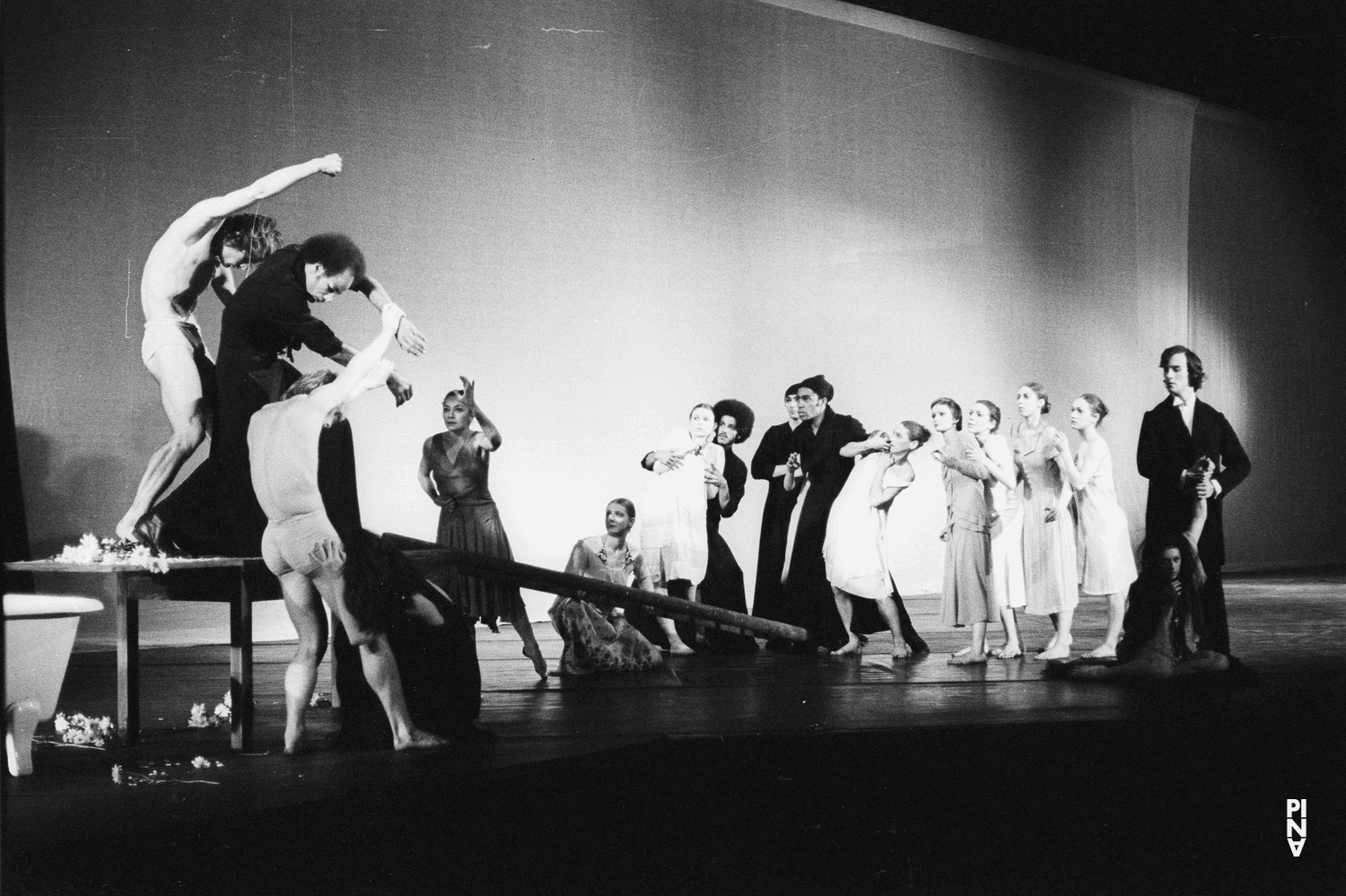 „Iphigenie auf Tauris“ von Pina Bausch mit Tanztheater Wuppertal im Opernhaus Wuppertal (Deutschland), 20. April 1974