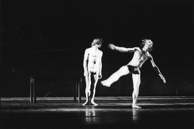 Dominique Mercy und Ed Kortlandt in „Iphigenie auf Tauris“ von Pina Bausch mit Tanztheater Wuppertal im Opernhaus Wuppertal (Deutschland), 20. April 1974