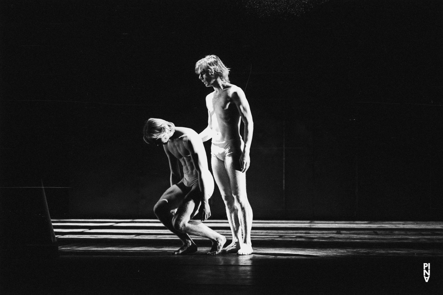 Ed Kortlandt und Dominique Mercy in „Iphigenie auf Tauris“ von Pina Bausch mit Tanztheater Wuppertal im Opernhaus Wuppertal (Deutschland), 20. April 1974