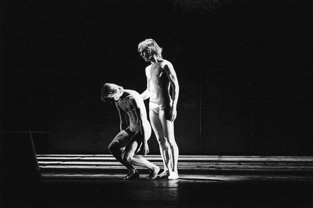 Ed Kortlandt and Dominique Mercy in “Iphigenie auf Tauris” by Pina Bausch with Tanztheater Wuppertal at Opernhaus Wuppertal (Germany), April 20, 1974