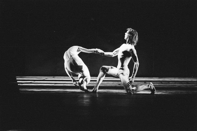 Ed Kortlandt and Dominique Mercy in “Iphigenie auf Tauris” by Pina Bausch with Tanztheater Wuppertal at Opernhaus Wuppertal (Germany), April 20, 1974