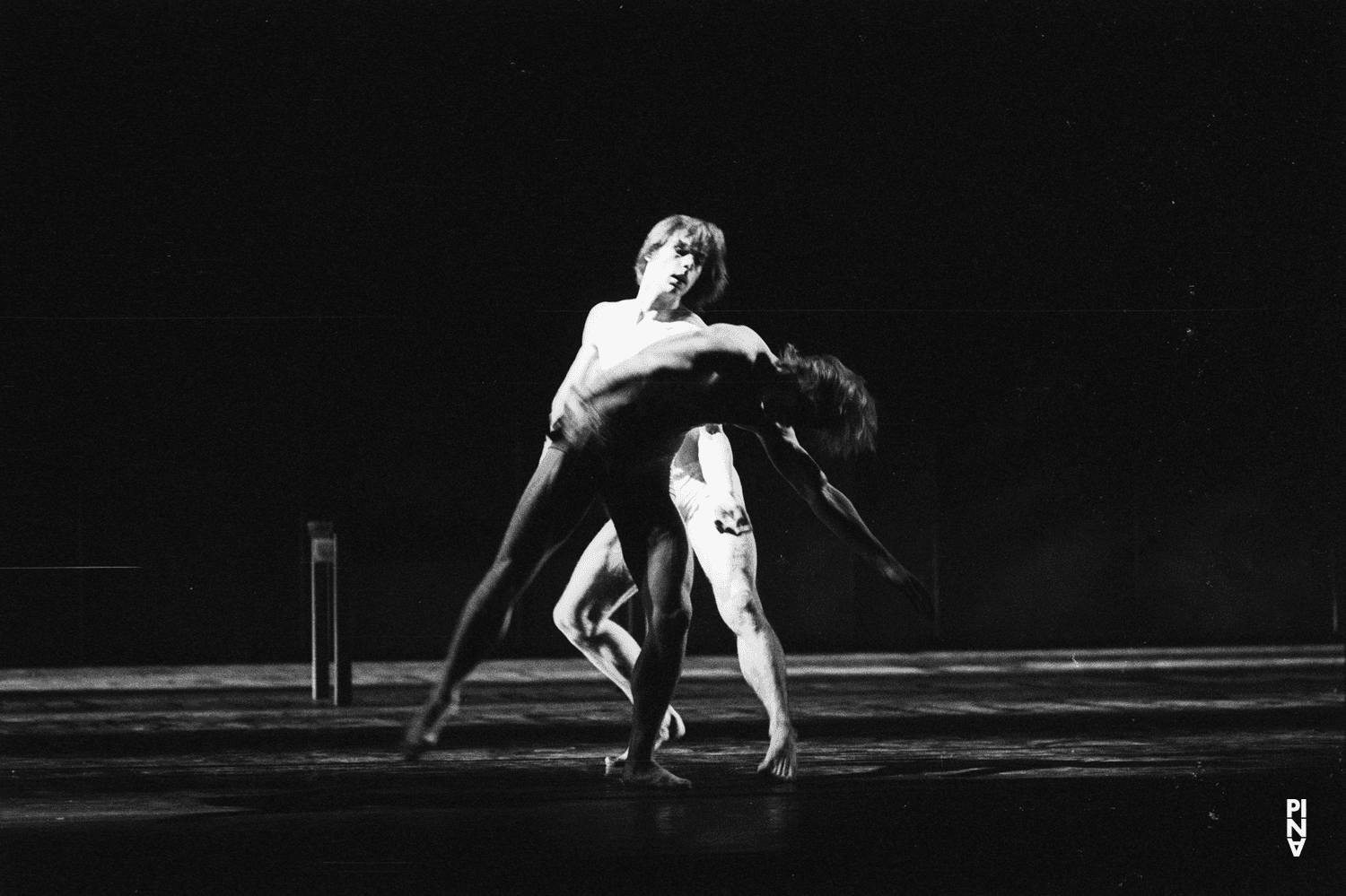 Ed Kortlandt und Dominique Mercy in „Iphigenie auf Tauris“ von Pina Bausch mit Tanztheater Wuppertal im Opernhaus Wuppertal (Deutschland), 20. April 1974