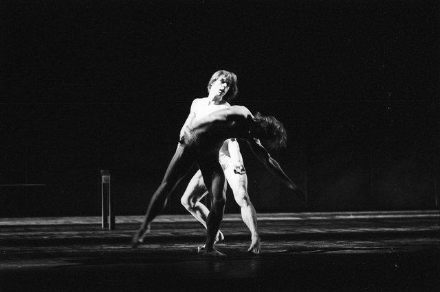 Ed Kortlandt and Dominique Mercy in “Iphigenie auf Tauris” by Pina Bausch with Tanztheater Wuppertal at Opernhaus Wuppertal (Germany), April 20, 1974