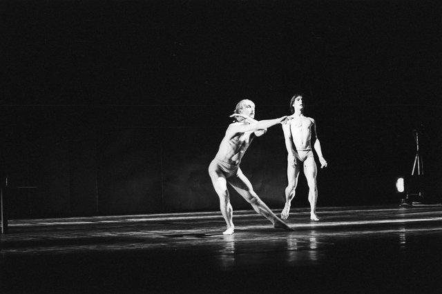 Dominique Mercy und Ed Kortlandt in „Iphigenie auf Tauris“ von Pina Bausch mit Tanztheater Wuppertal im Opernhaus Wuppertal (Deutschland), 20. April 1974