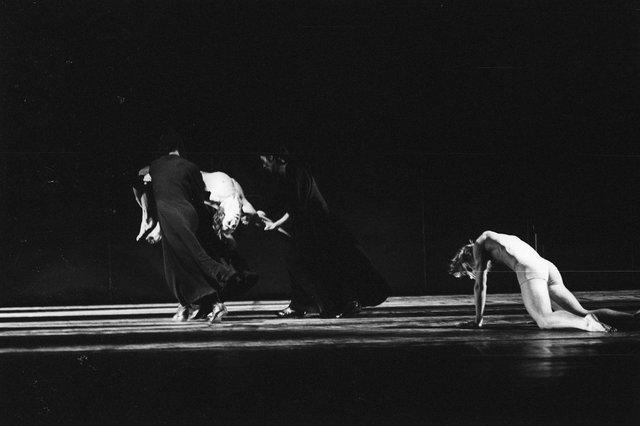 Dominique Mercy et Ed Kortlandt dans « Iphigenie auf Tauris » de Pina Bausch avec Tanztheater Wuppertal à l'Opernhaus Wuppertal (Allemagne), 20 avril 1974