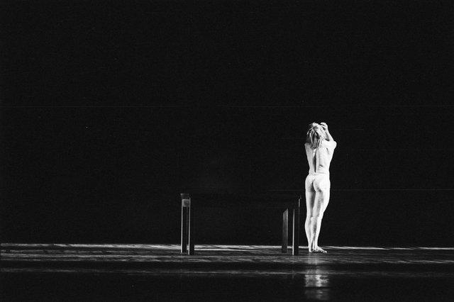 Dominique Mercy in „Iphigenie auf Tauris“ von Pina Bausch mit Tanztheater Wuppertal im Opernhaus Wuppertal (Deutschland), 20. April 1974
