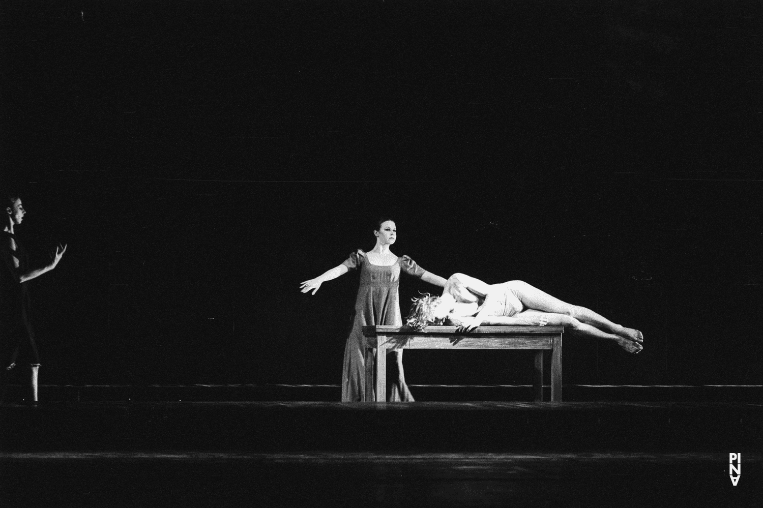 Dominique Mercy, Tjitske Broersma und Josephine Ann Endicott in „Iphigenie auf Tauris“ von Pina Bausch mit Tanztheater Wuppertal im Opernhaus Wuppertal (Deutschland), 20. April 1974