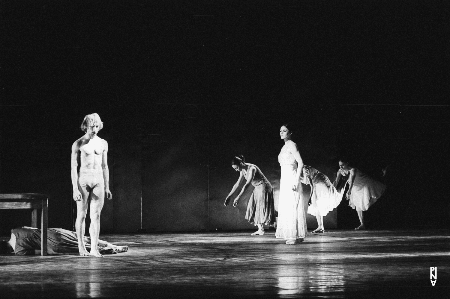 Dominique Mercy et Malou Airaudo dans « Iphigenie auf Tauris » de Pina Bausch avec Tanztheater Wuppertal à l'Opernhaus Wuppertal (Allemagne), 20 avril 1974