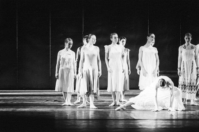 Malou Airaudo dans « Iphigenie auf Tauris » de Pina Bausch avec Tanztheater Wuppertal à l'Opernhaus Wuppertal (Allemagne), 20 avril 1974