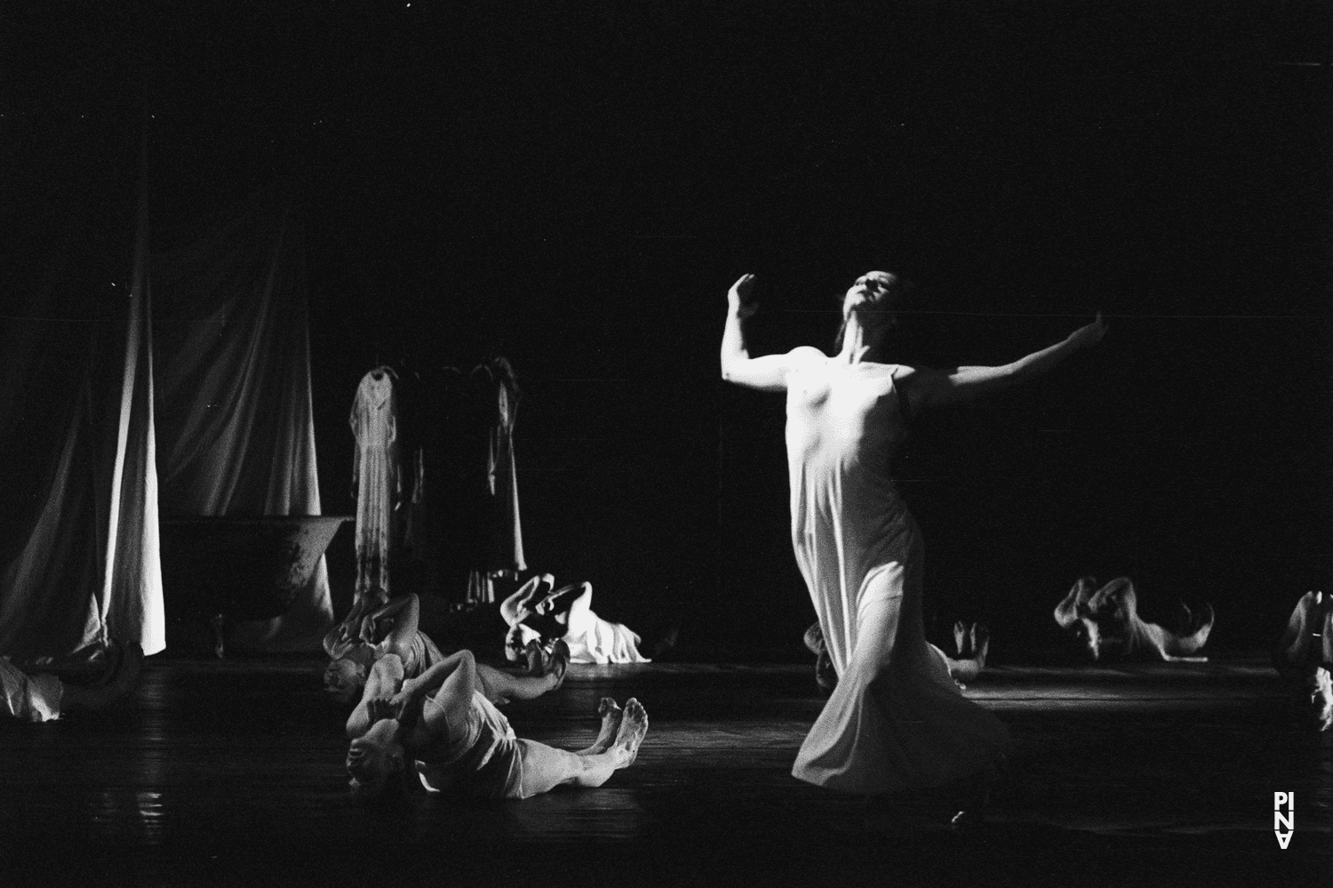 Malou Airaudo dans « Iphigenie auf Tauris » de Pina Bausch à l'Opernhaus Wuppertal, saison 1973/74