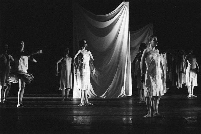 Josephine Ann Endicott dans « Iphigenie auf Tauris » de Pina Bausch avec Tanztheater Wuppertal à l'Opernhaus Wuppertal (Allemagne), 20 avril 1974