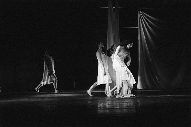 Malou Airaudo in „Iphigenie auf Tauris“ von Pina Bausch mit Tanztheater Wuppertal im Opernhaus Wuppertal (Deutschland), 20. April 1974