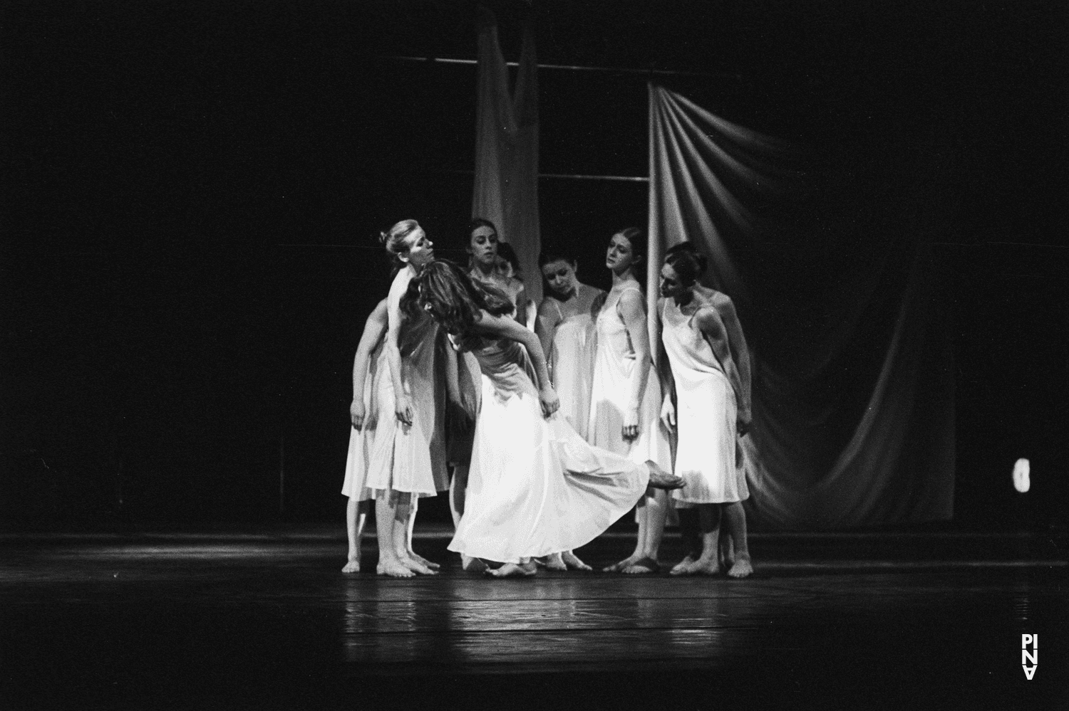 Malou Airaudo et Josephine Ann Endicott dans « Iphigenie auf Tauris » de Pina Bausch à l'Opernhaus Wuppertal, saison 1973/74