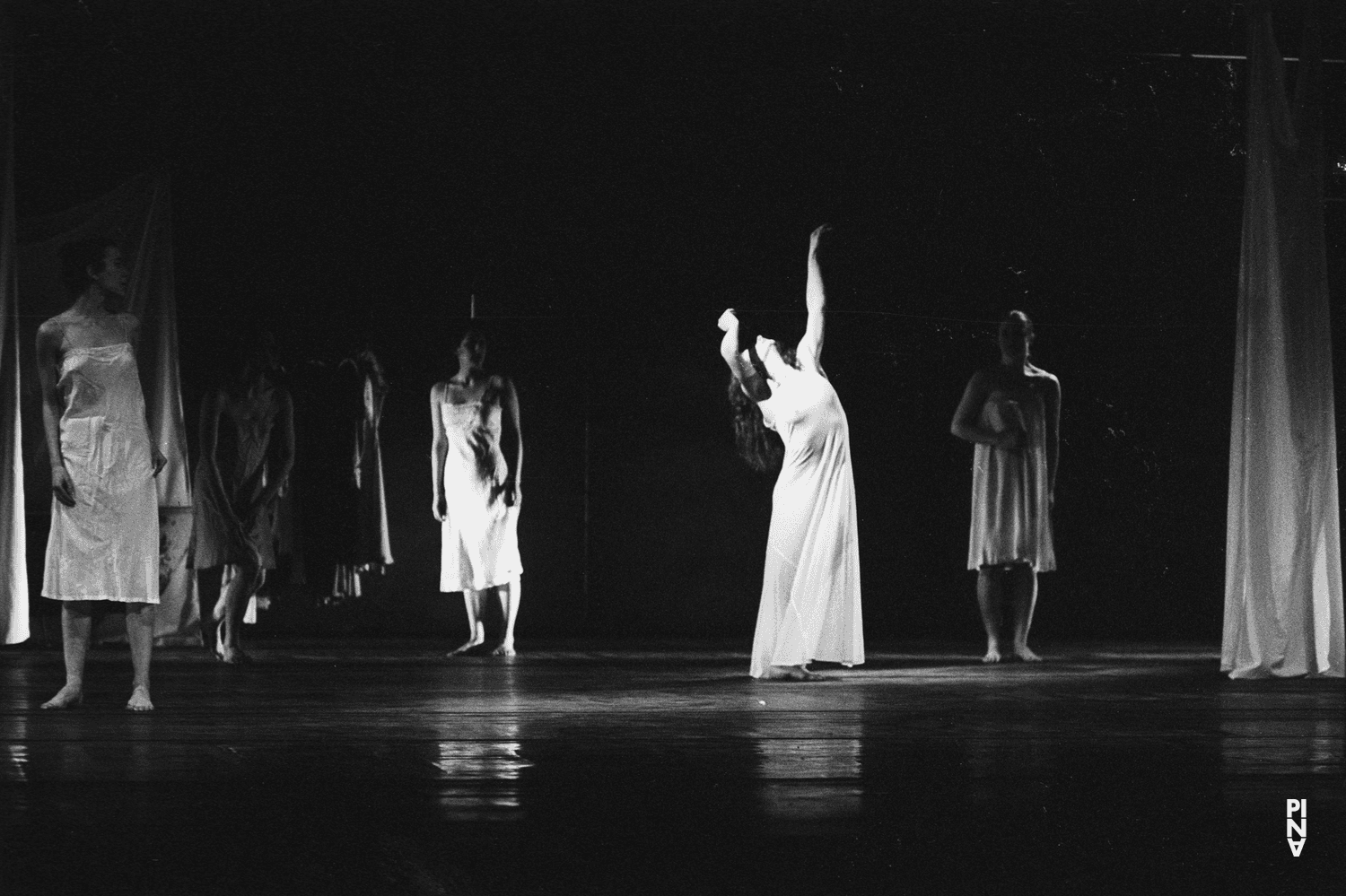 Malou Airaudo in „Iphigenie auf Tauris“ von Pina Bausch mit Tanztheater Wuppertal im Opernhaus Wuppertal (Deutschland), 20. April 1974