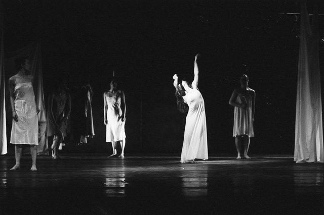 Malou Airaudo dans « Iphigenie auf Tauris » de Pina Bausch avec Tanztheater Wuppertal à l'Opernhaus Wuppertal (Allemagne), 20 avril 1974