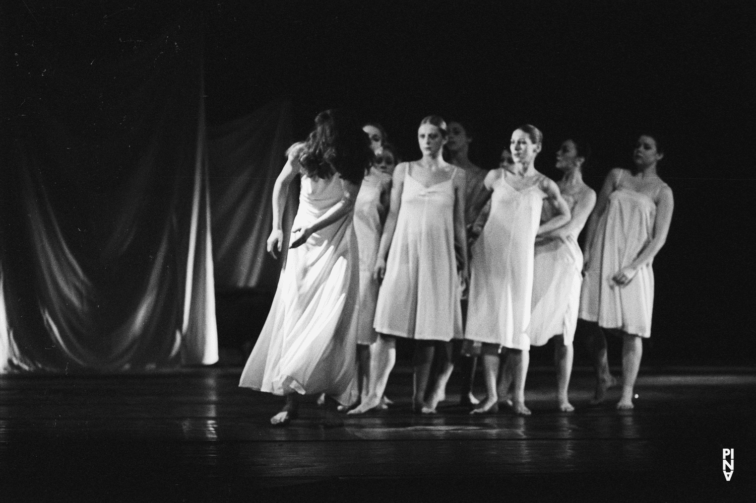 Malou Airaudo und Josephine Ann Endicott in „Iphigenie auf Tauris“ von Pina Bausch mit Tanztheater Wuppertal im Opernhaus Wuppertal (Deutschland), 20. April 1974