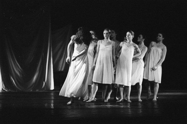 Malou Airaudo et Josephine Ann Endicott dans « Iphigenie auf Tauris » de Pina Bausch avec Tanztheater Wuppertal à l'Opernhaus Wuppertal (Allemagne), 20 avril 1974
