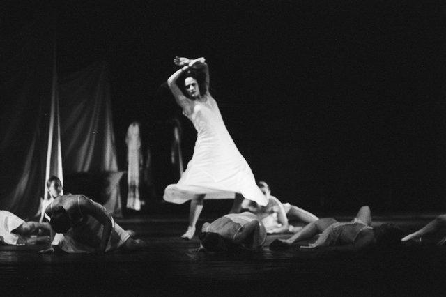 Malou Airaudo dans « Iphigenie auf Tauris » de Pina Bausch avec Tanztheater Wuppertal à l'Opernhaus Wuppertal (Allemagne), 20 avril 1974
